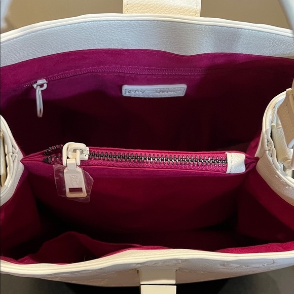 Betsey Johnson | “Cream Skull Boss” Bucket w/ Floral Strap - Picture 10 of 15